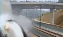 火车脱轨视频,惊心动魄！火车脱轨事故现场惊悚瞬间