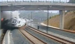 火车脱轨视频,惊心动魄！火车脱轨事故现场惊悚瞬间