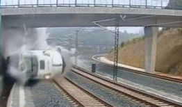 火车脱轨视频,惊心动魄！火车脱轨事故现场惊悚瞬间